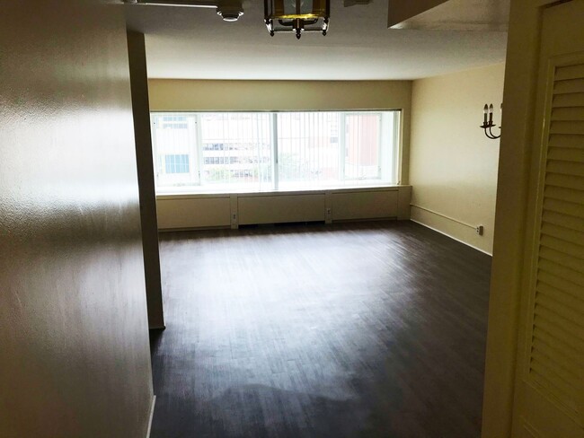 Building Photo - Gorgeous and Updated One Bedroom Unit in D...