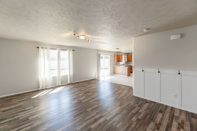 Building Photo - Spacious 3 Bed, 2.5 Bath Home in Spokane V...