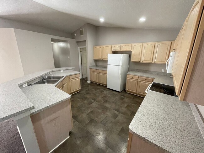 Building Photo - Spacious 3/2 in Quiet Neighborhood!