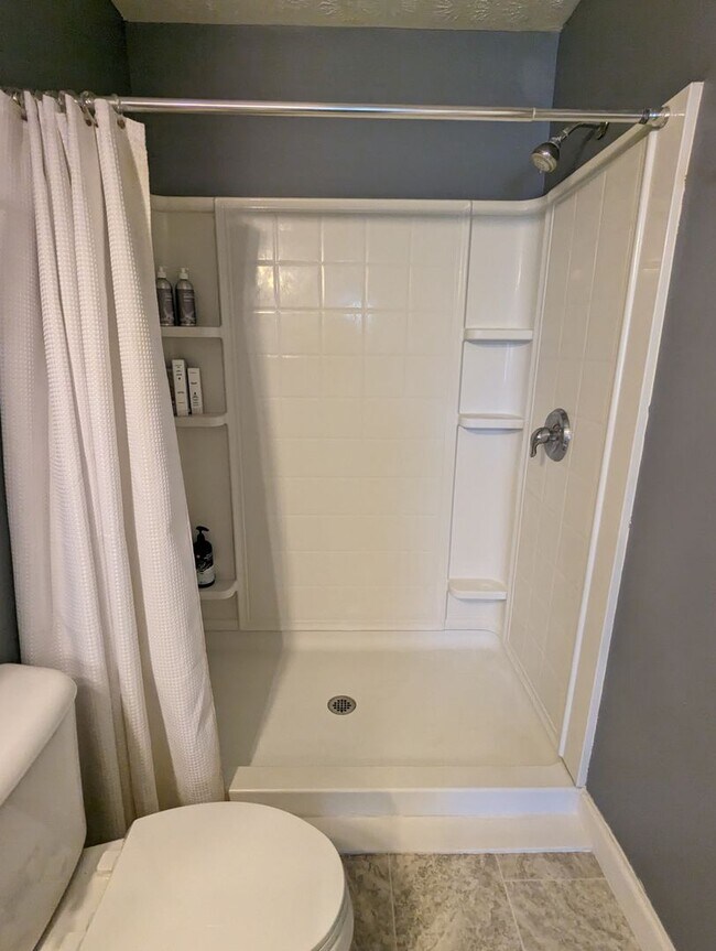 Building Photo - AVAILABLE 1/1/2026- 3 Bedroom / 2 Full Bath Home in Englewood!