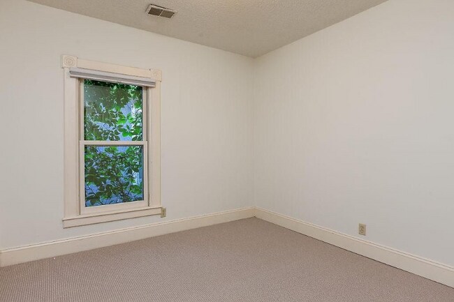 Building Photo - 238 Dale St N