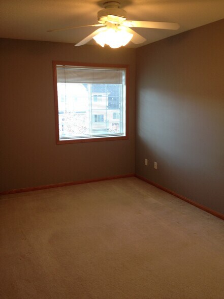 Building Photo - 562 Willoughby Way W