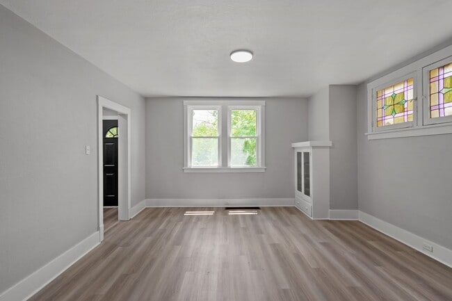 Building Photo - Stunning 3 bedroom home in Carrick available August 15!