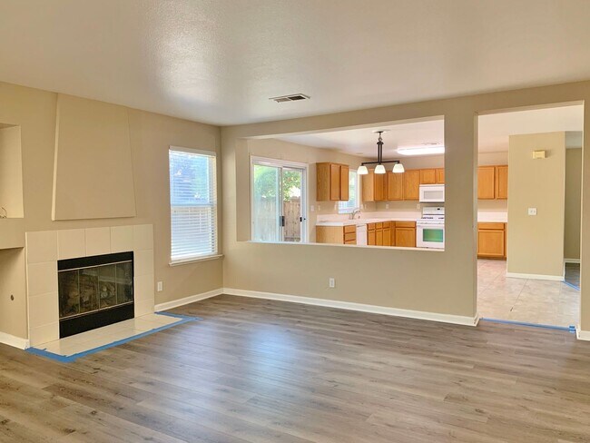 Building Photo - 4 Bedroom Home in Hollister  - No App Fee
