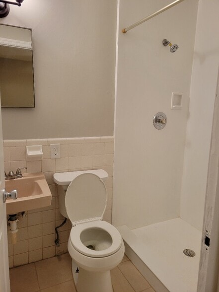 Bath 2 - 221 Cape Coral Pky E