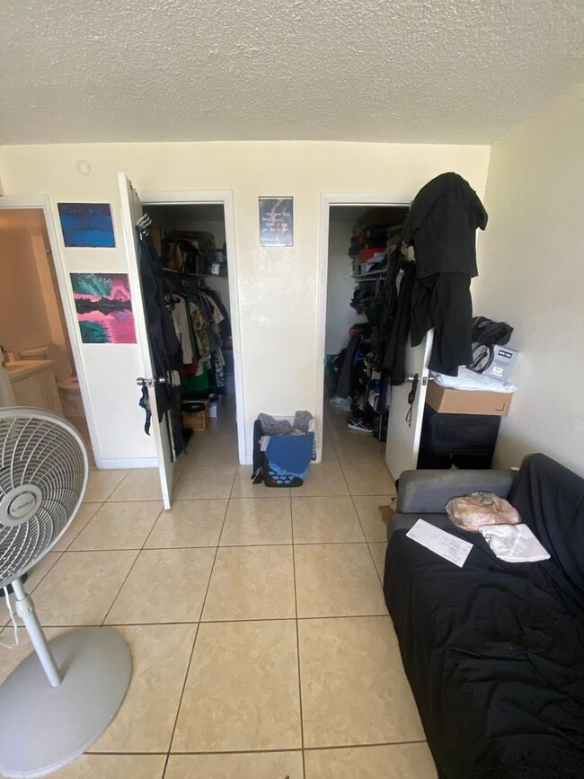 Building Photo - Charming 2 Bed 2 bath in a gated community close to it all!