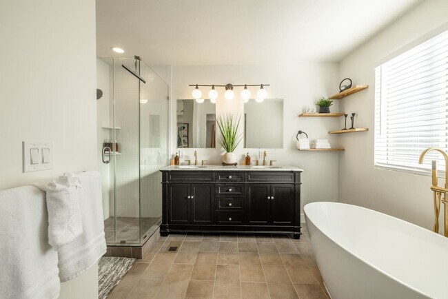 Building Photo - 1157 E Sego Lily Dr