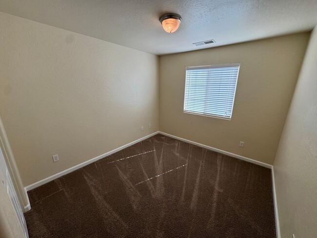 Building Photo - Beautiful home for rent in Visalia