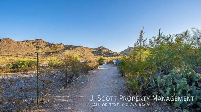 Building Photo - 9059 N Arroya Vista Dr