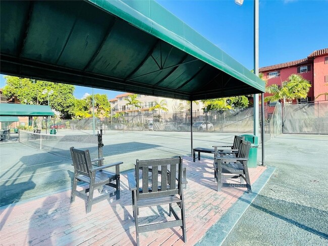Building Photo - 660 Tennis Club Dr