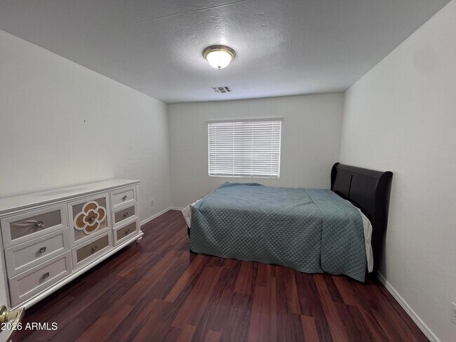 Building Photo - 218 E Sunburst Ln
