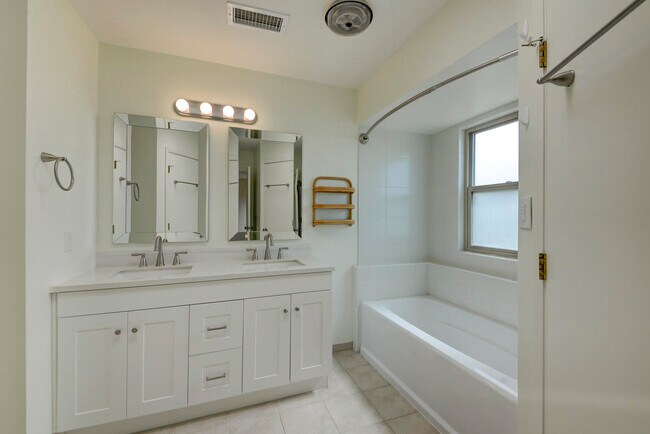 Building Photo - 814 Palmas Altas Dr SE