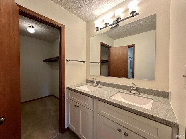 Building Photo - 1830 E Thornton Dr