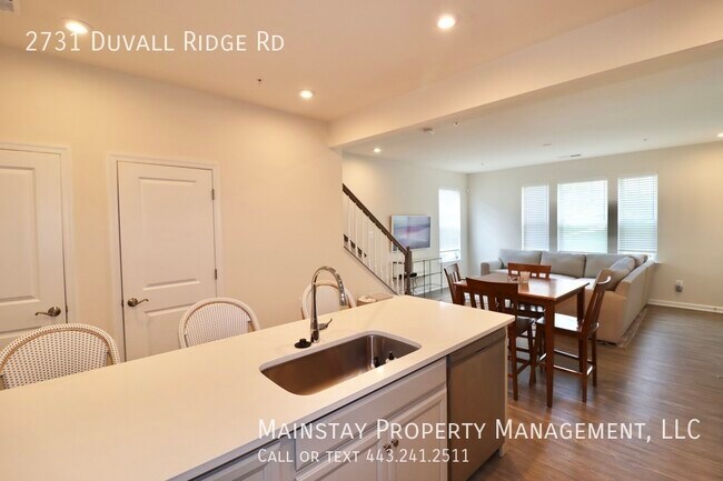 Building Photo - 2 Bedroom Plus DEN End Unit Townhome W Gar...