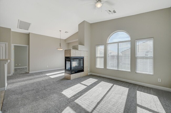 Building Photo - Charming Two-bedroom townhouse in Northwest