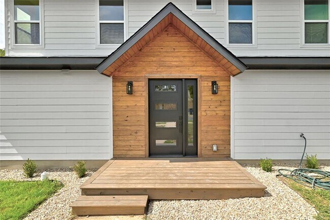 Building Photo - 815 Buckingham Pl