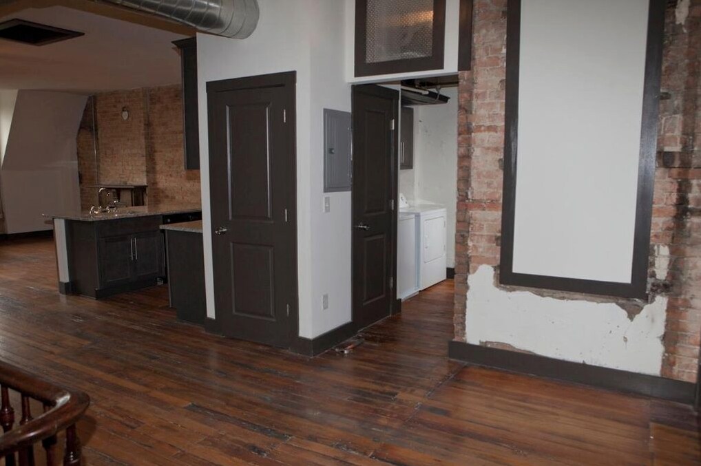 Building Photo - 2611 Short Vine St