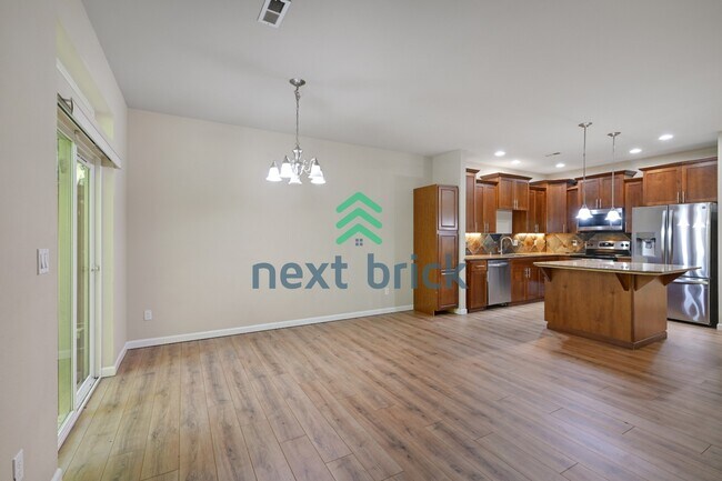 Building Photo - "Spacious 4-Bed Townhouse Retreat: 3.5 Baths & 2400 sq ft of Comfort in Auburn, WA!"