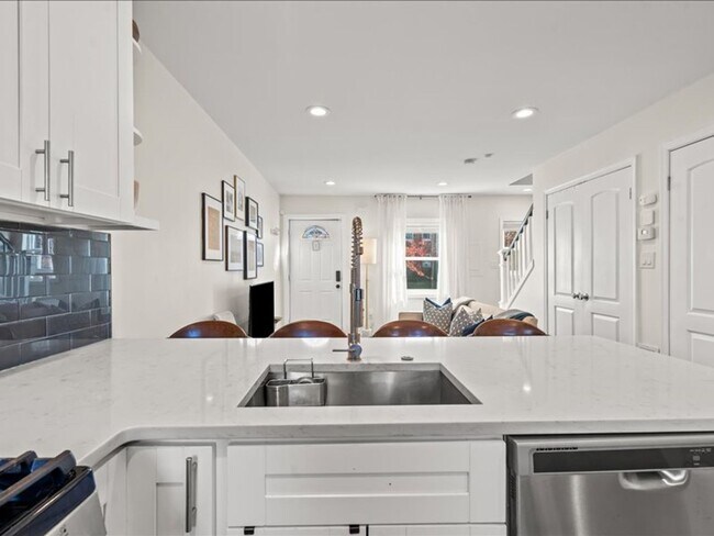 Building Photo - Distinctive Two Bedroom Beauty in Deanwood