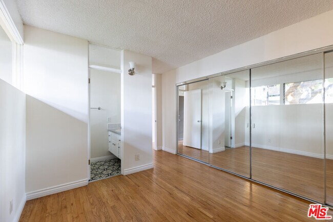 Building Photo - 11131 Rose Ave