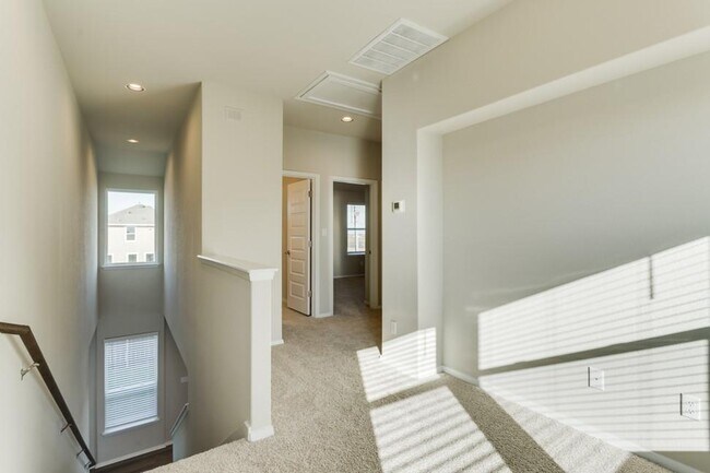 Building Photo - 412 Delta Crst