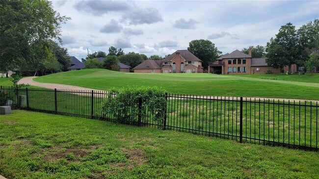 Building Photo - 2027 Woodland Dr