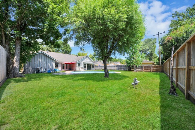 Building Photo - 5139 Beechnut St