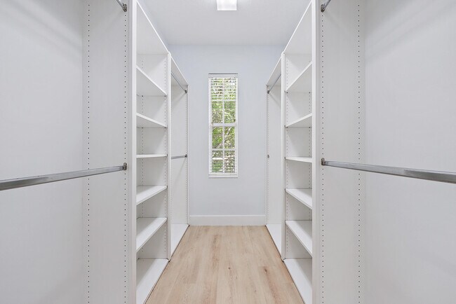 Building Photo - 130 Day Lily Dr