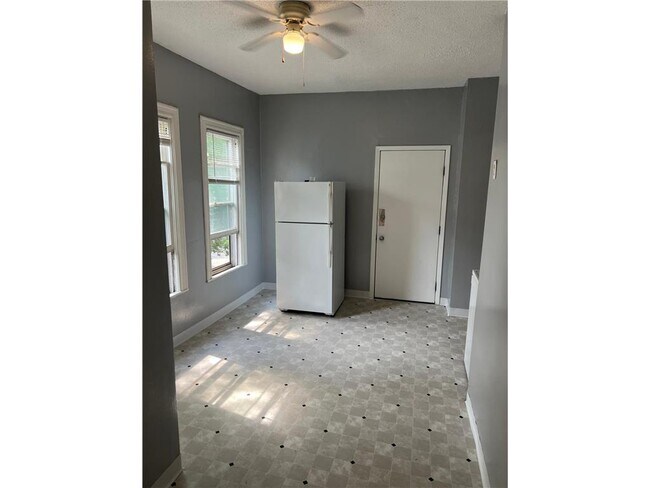 Building Photo - 691 Conway St