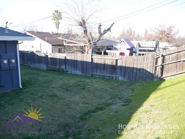 Building Photo - 2 Bed 1 Bath 827 Sq. Ft. Citrus Heights Du...