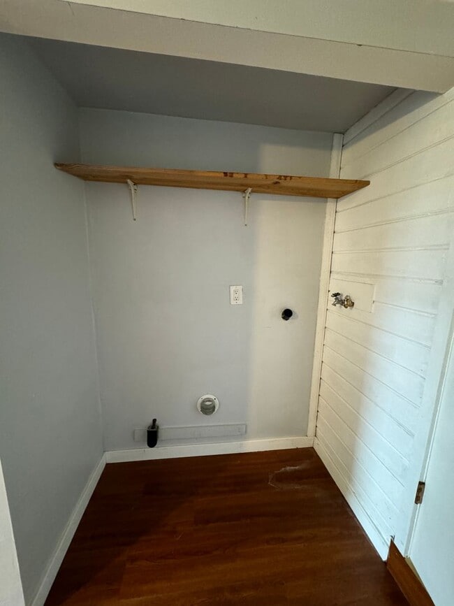 Building Photo - Hard to find 1 bdrm, 1 bath house with carport.