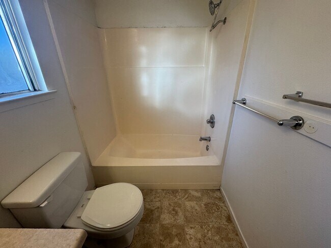 Building Photo - R7560S