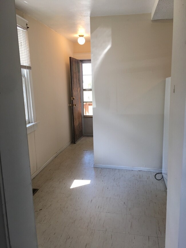 Building Photo - 1 Bedroom Apartment Downtown - Parking & ALL UTILITIES INCLUDED!