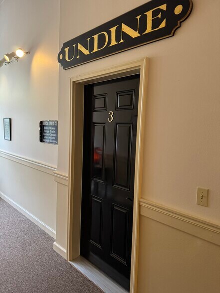 Entry door from Hallway. - 957 Steamboat Slough Rd