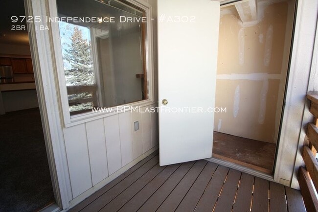 Building Photo - Top floor condo in South Anchorage!