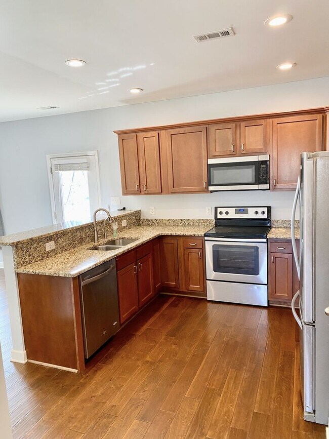 Building Photo - Great Location!! - 3 bedroom 2.5 bath home