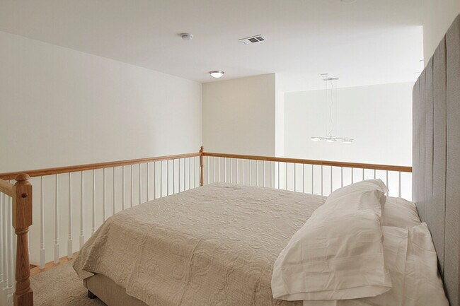 Building Photo - 909 Usher St