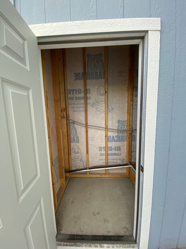 Building Photo - Private Patios, Walk-In Closets & A Spacious Layout!