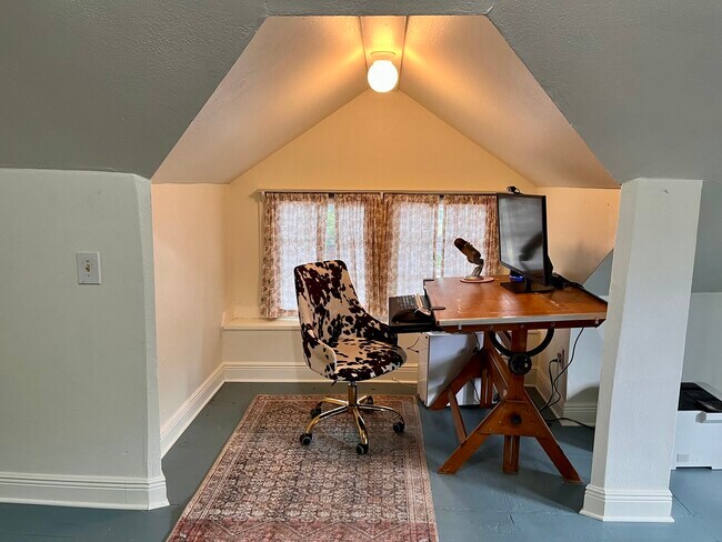 Building Photo - 423 N Van Buren St