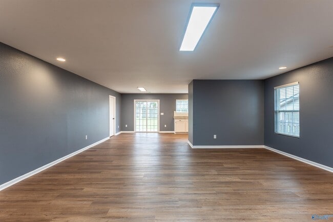Building Photo - 2401 Bell Manor Dr SW