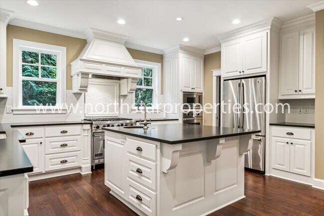 Building Photo - New Exquisitely Designed Dream Home in Lake Oswego.