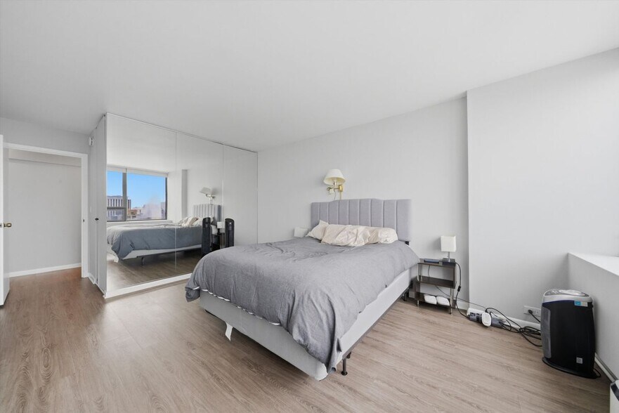 Building Photo - 2800 N Lake Shore Dr