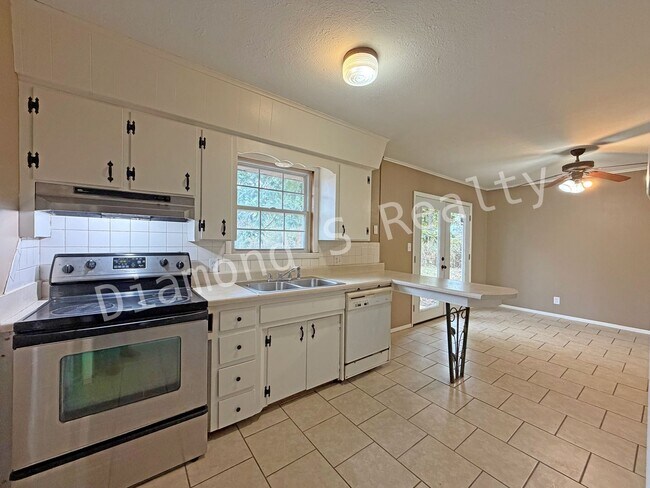 Building Photo - 3 Bedroom Home Close to Sunshine and 65!