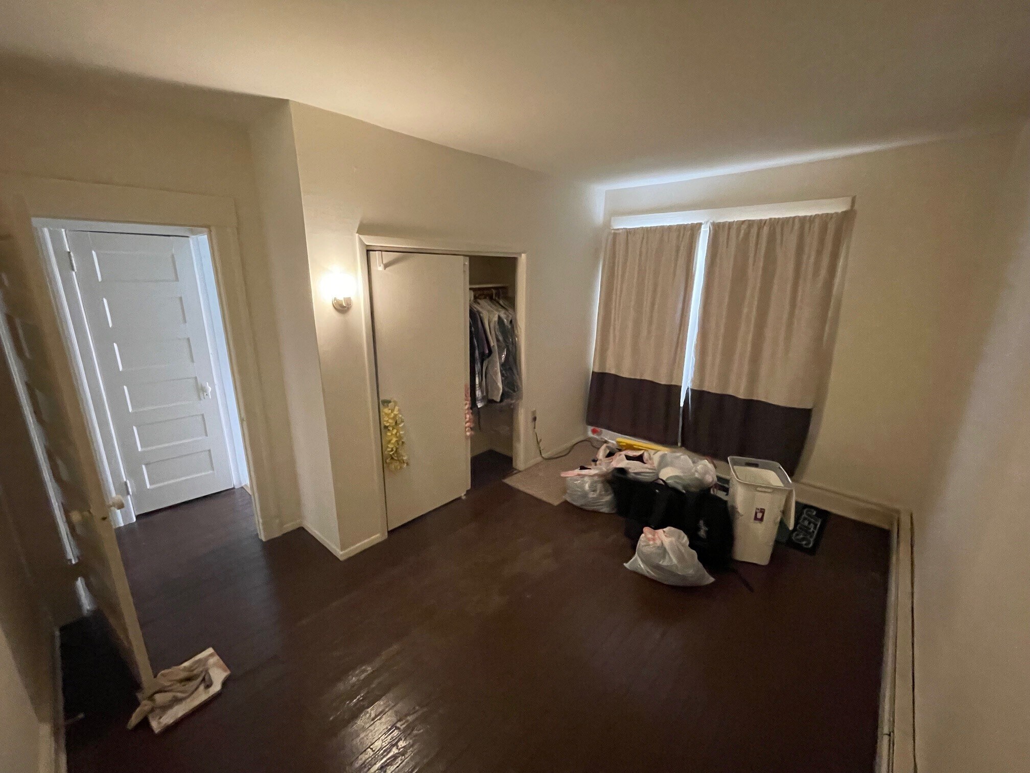 Main bedroom - 485 Valley St