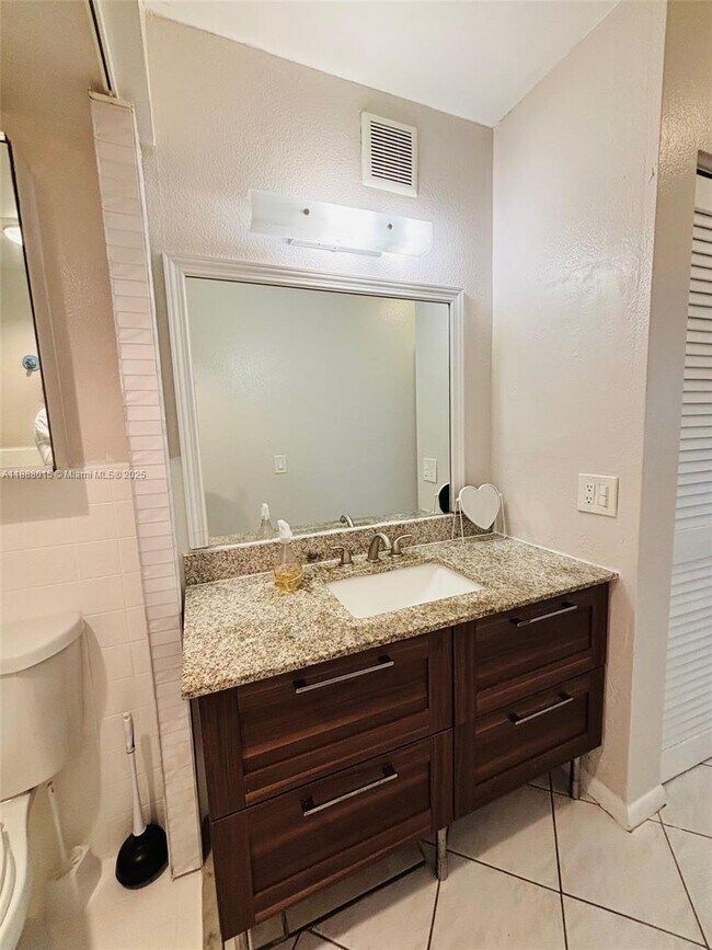 Building Photo - 1817 S Ocean Dr
