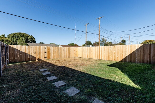 Building Photo - Super Cute Duplex in South Lubbock