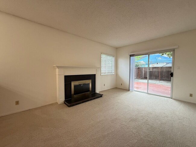 Building Photo - Single Story Home in Quiet Neigbhorhood Ne...