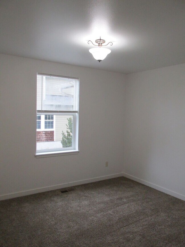 Building Photo - 3 Bedroom House in Burlington