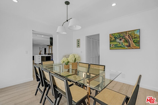 Building Photo - 2121 El Roble Ln