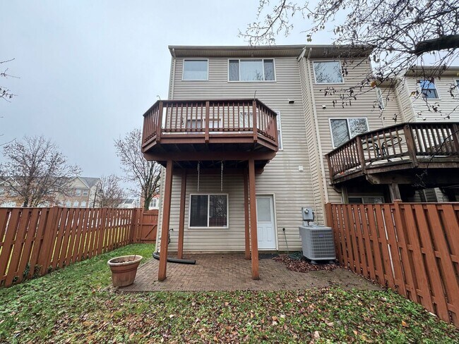 Building Photo - Spacious 3 Bed 3 Bath End-Unit Townhome Wi...